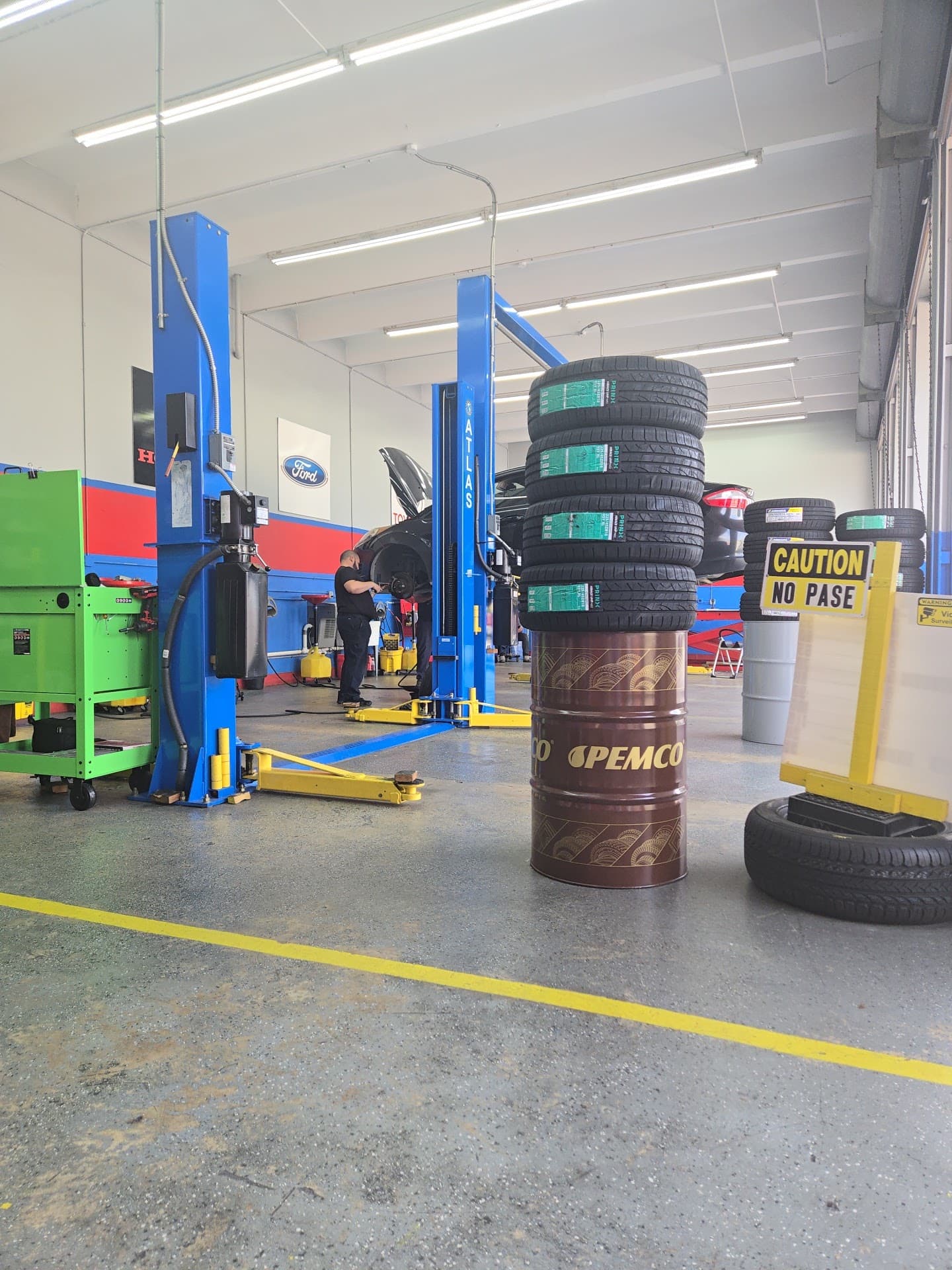 Pineiro Auto Care service bay